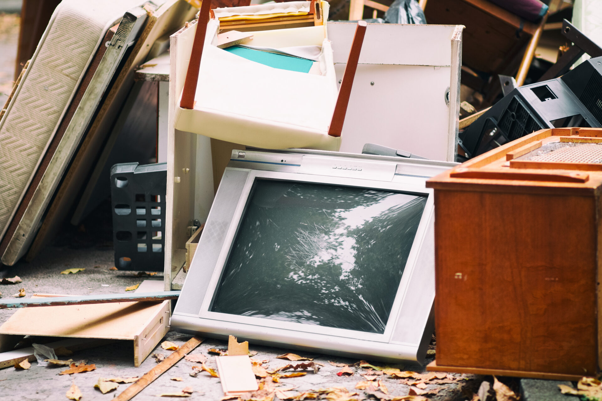 Urban trash pile, old smashed TV set and some furniture 大件垃圾