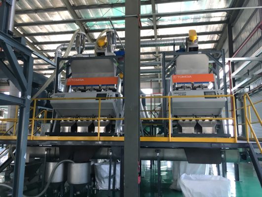 拓展回收中心里的陶朗INNOSORT FLAKE瓶片分选机