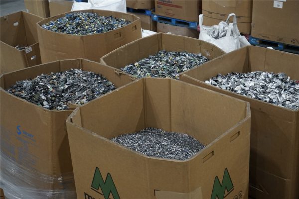 分选后的电路板、塑料、金属等