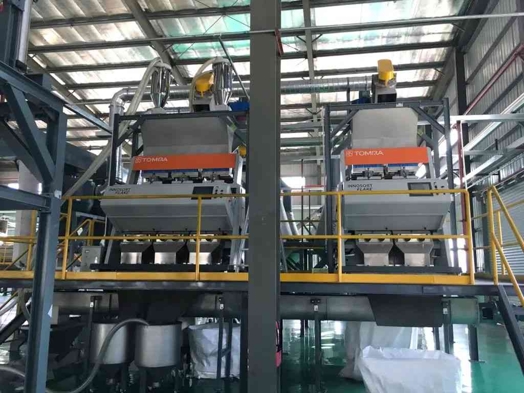 回收设施中的塑料片分选机