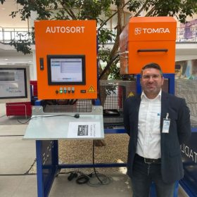 陶朗资源回收包装市场战略经理 Valerio Sama 向汉高员工展示了 AUTOSORT™ 扫描仪