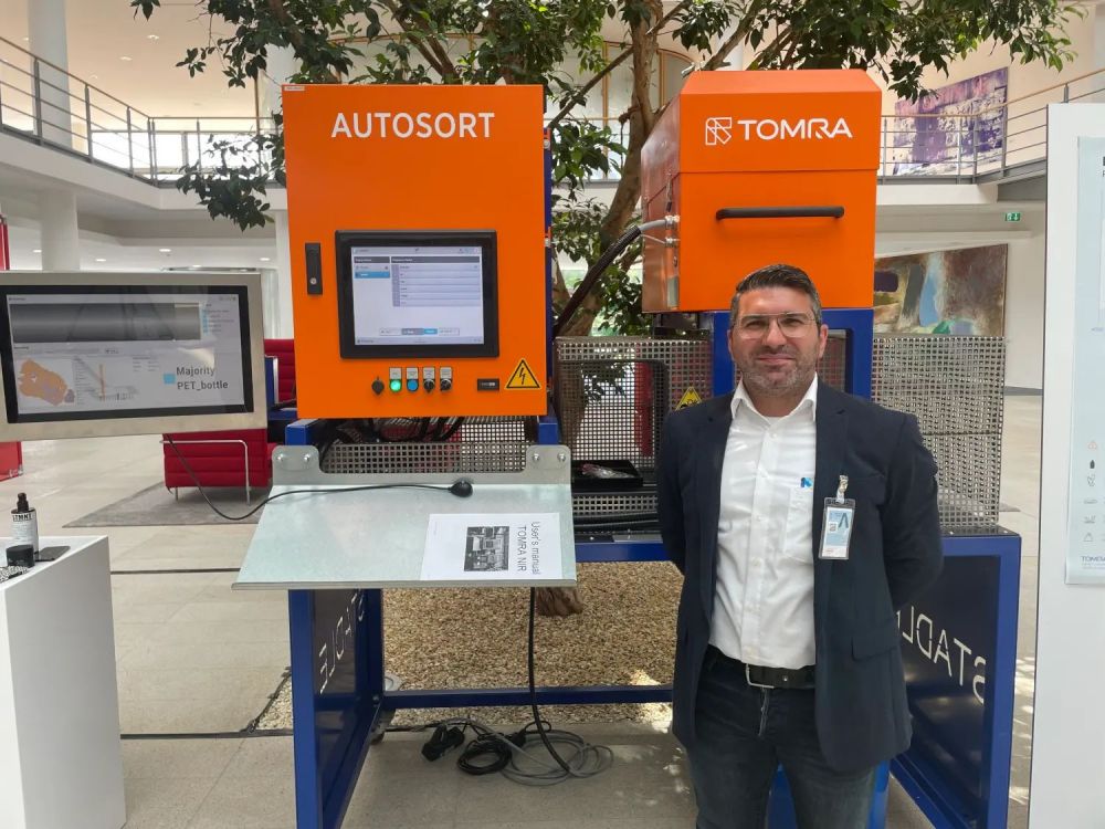 陶朗资源回收包装市场战略经理 Valerio Sama 向汉高员工展示了 AUTOSORT™ 扫描仪